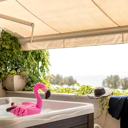 Lora With Spa Tub *