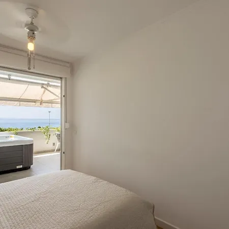 Lora With Spa Tub Apartment
